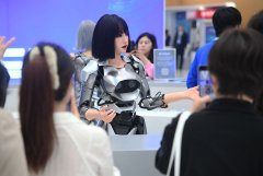 河通用机械人正在进行药店无人值守场景演示（